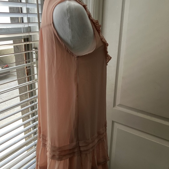 Pink Dress with Lace and pearl Detail. - Picture 6 of 13